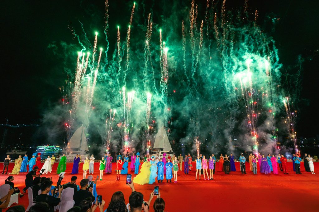 pháo hoa kết thúc show trình diễn bộ sưu tập Cruise 25 - nơi pháo hoa rực rỡ