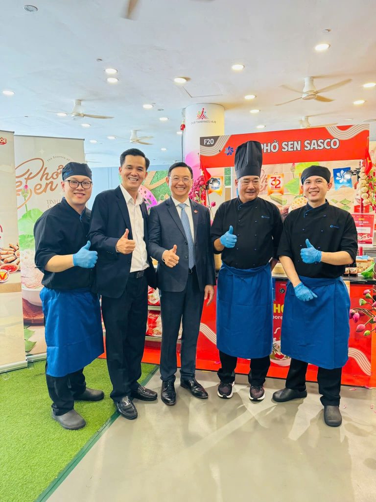 Ông Trần Phước Anh - Đại sứ Việt Nam tại Singapore đến thăm gian hàng của Phở sen SASCO